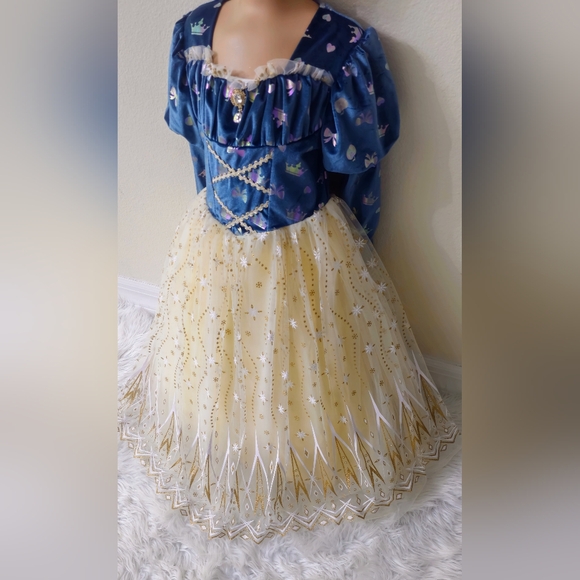 Girls Inspired Snow Queen Elsa Cape, High-Quality Velvet, Beautiful Decorations - Picture 7 of 8